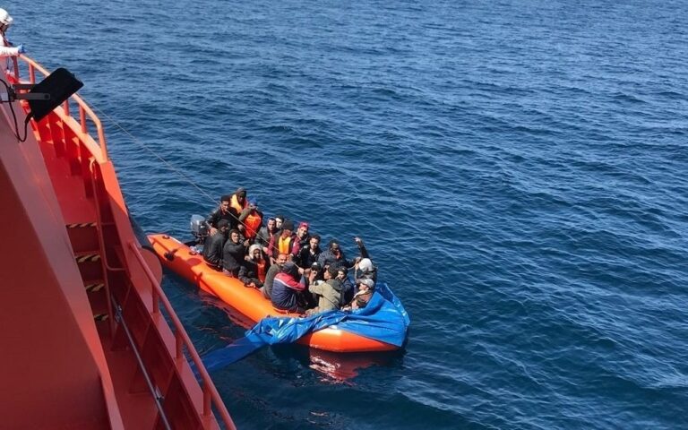Rescatan una patera con 19 migrantes en el sur de Gran Canaria