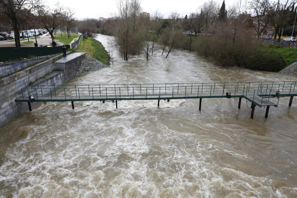 Aviso amarillo por fuertes lluvias, mala mar o viento en la península y Baleares