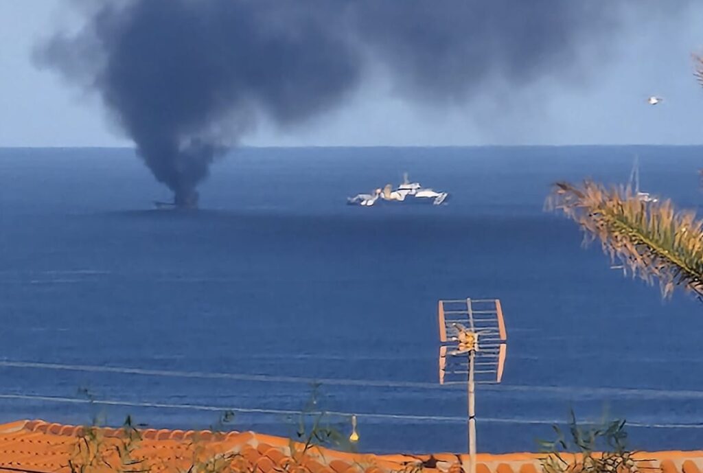 Tres marineros rescatados tras el incendio de un pesquero. Imagen cedida