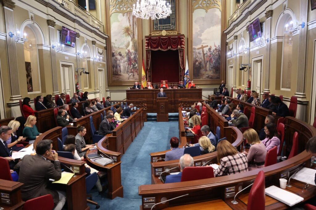 Interior del hemiciclo del Parlamento de Canarias donde se desarrolla el Debate del Estado de la Nacionalidad Canaria 2025