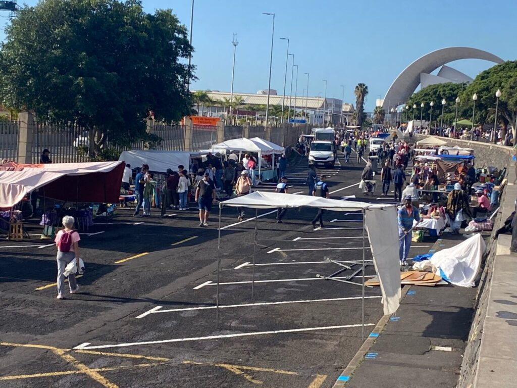 Los comerciantes del rastro de Santa Cruz de Tenerife cumplen este domingo su primera jornada en el nuevo emplazamiento