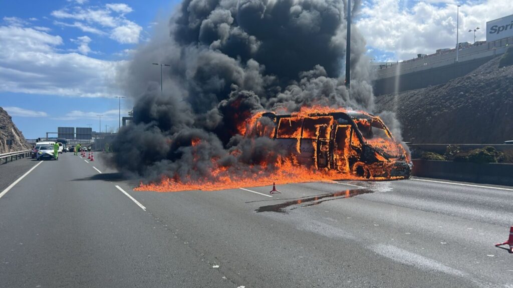 Retenciones en la GC-1 por el incendio de una guagua