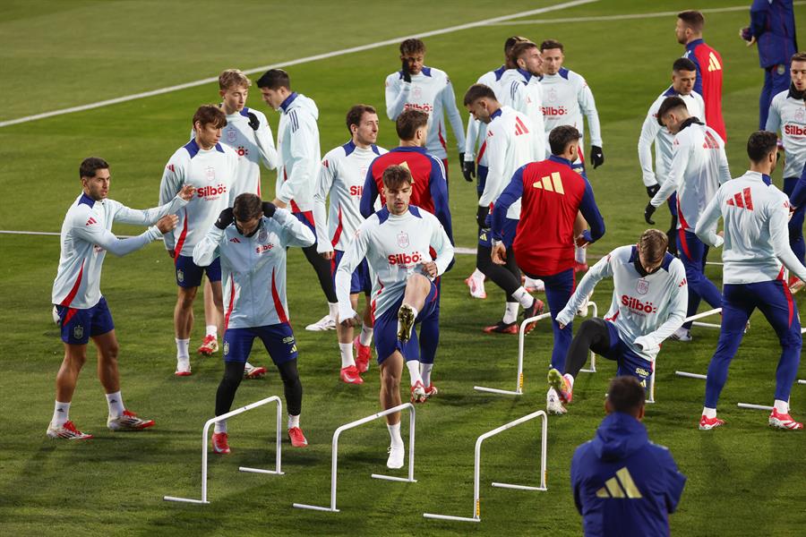 Cuatro canarios convocados por Luis de la Fuente. Imagen: Los jugadores de la selección española de fútbol participan en un entrenamiento celebrado este lunes en la Ciudad del Fútbol de las Rozas (Madrid), antes de sus dos encuentros ante Países Bajos en los cuartos de final de la Liga de Naciones de la UEFA. EFE/ Juanjo Martín