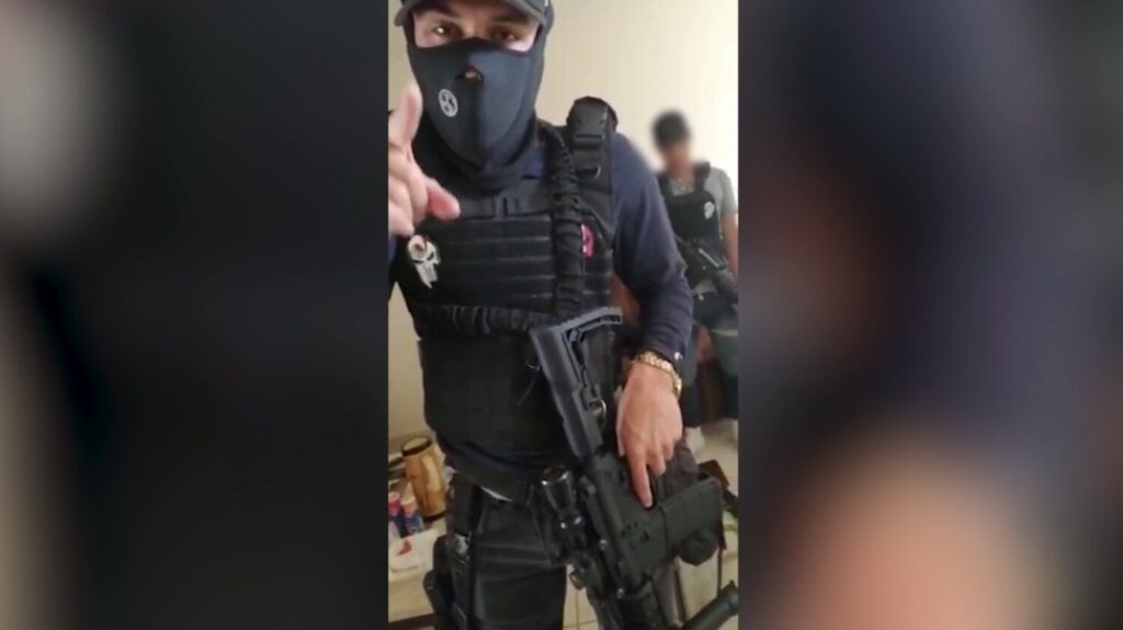 Imagen de uno de los extorsionadores en un vídeo difundido por la Guardia Civil