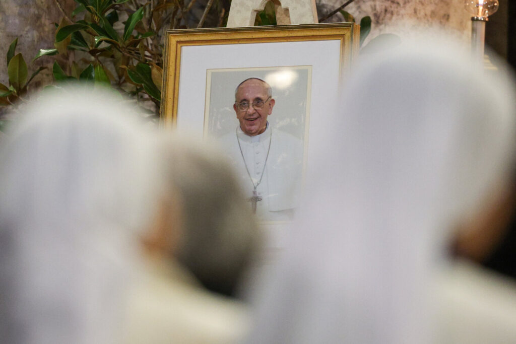 Una foto del difunto Papa Francisco se ve, fuera de la Basílica Papal de Santa María la Mayor (Santa Maria Maggiore), tras la muerte del pontífice, en Roma, Italia, 23 de abril de 2025. REUTERS/Guglielmo Mangiapane.