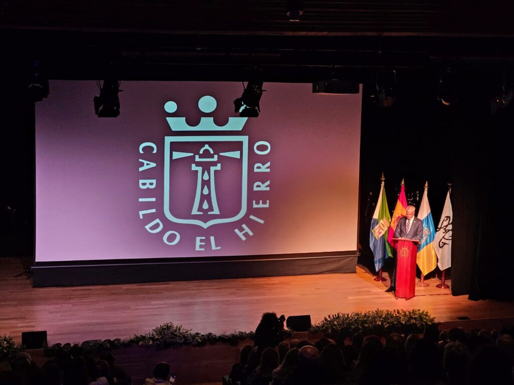 Alpidio Armas, presidente del Cabildo de El Hierro, durante la celebración del centenario / RTVC / Haridian Marichal