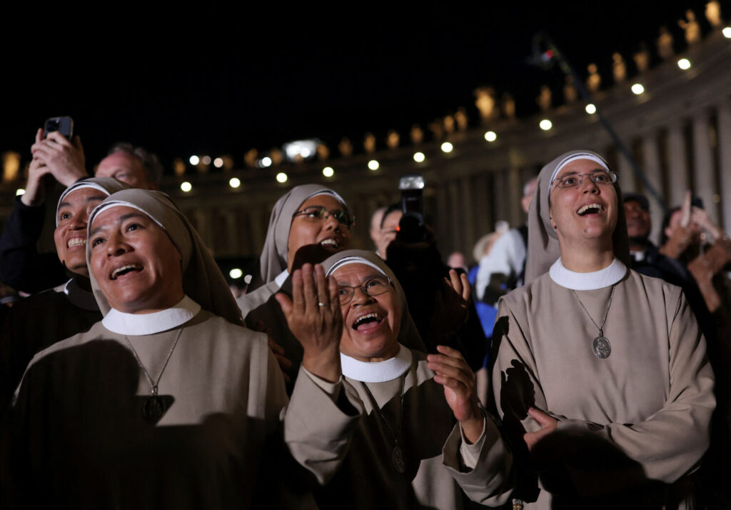 Monjas reunidas en la Plaza de San Pedro reaccionan mientras sale humo negro de la chimenea de la Capilla Sixtina, lo que indica que no se ha tomado ninguna decisión para elegir a un nuevo Papa, en el Vaticano, el 7 de mayo de 2025.  REUTERS/AMANDA PEROBELLI