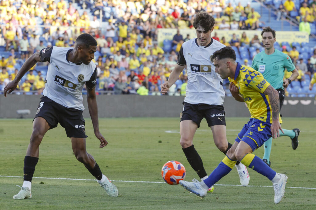 El centrocampista de Las Palmas Alberto Moleiro pelea un balón ante el defensa del Valencia Cristhian Mosquera durante el partido de LaLiga de fútbol que UD Las Palmas y Valencia CF disputaron este sábado en el Estadio de Gran Canaria