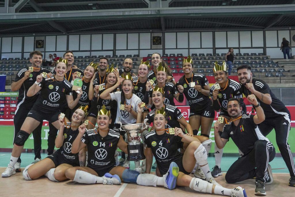 Las jugadoras del Heidelberg celebran la victoria ante el Avarca Menorca este domingo, en el cuarto partido de la serie final de la Liga Iberdrola de voleibol femenino