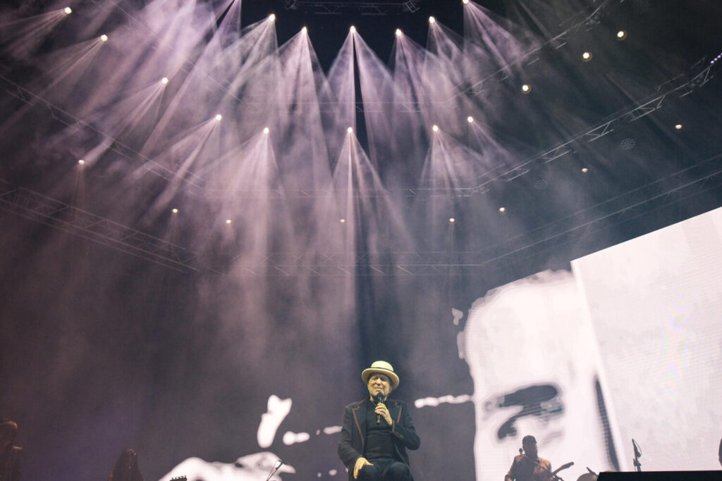 Joaquín Sabina, emocionado, durante su concierto en el Gran Canaria Arena