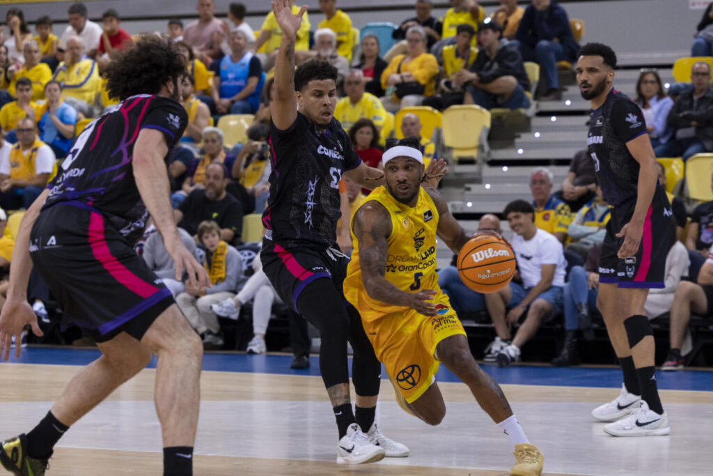 El jugador del Gran Canaria Albicy ante el jugador del Covirán Granada Silverio, durante el encuentro correspondiente a la jornada 30 de la Liga Endesa en el Gran Canaria Arena