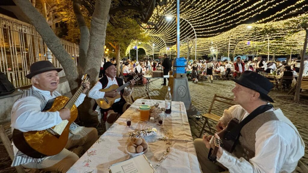 Un Baile de Magos en el que el ambiente tradicional se mezcló con la buena música canaria y la gastronomía