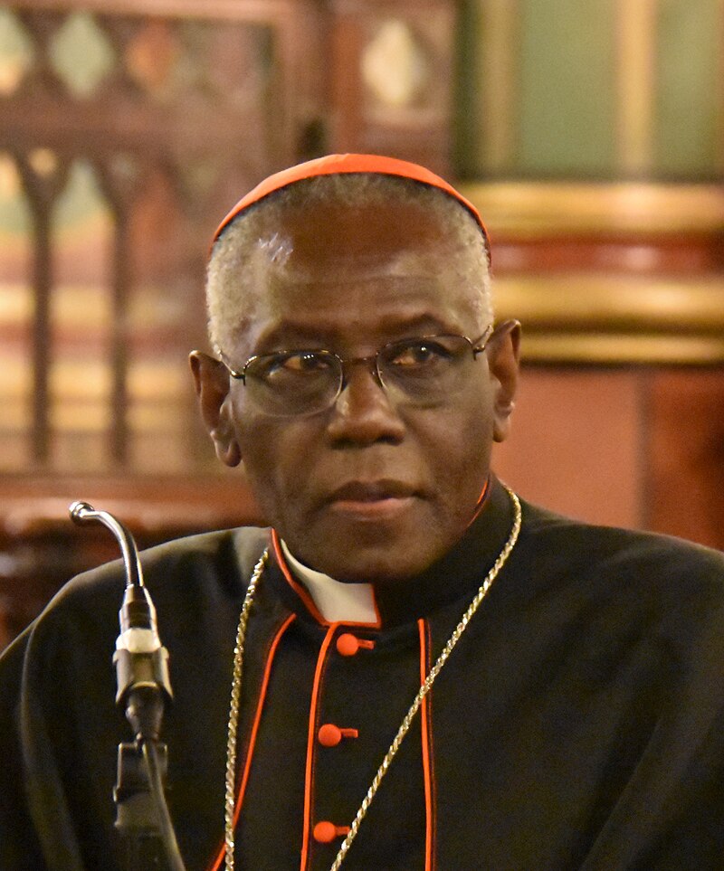 Un cardenal llega al Vaticano, donde este miércoles comienza el Cónclave para elegir entre los candidatos al nuevo papa.