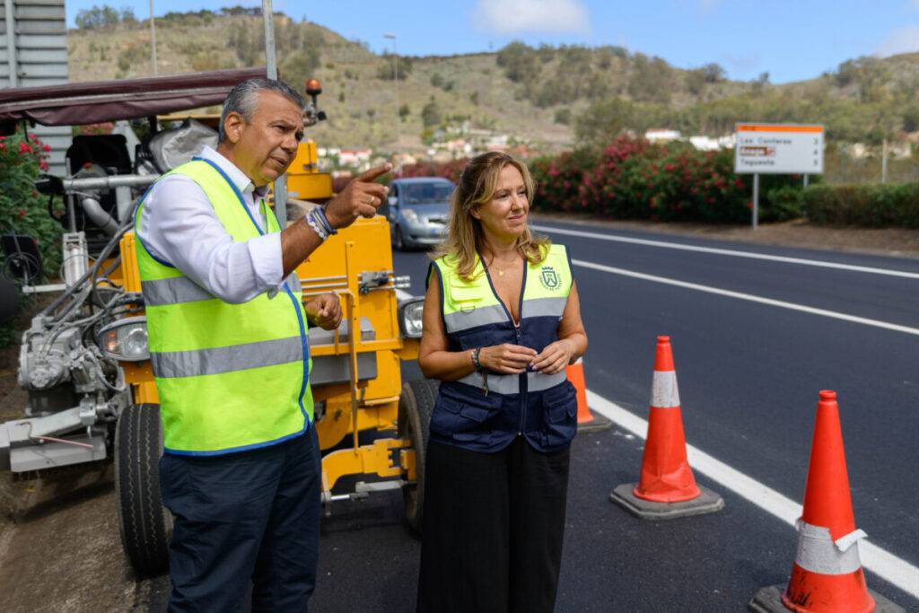 El consejero de Carreteras, Dámaso Arteaga, y la presidenta del Cabildo de Tenerife, Rosa Dávila, en una imagen de archivo