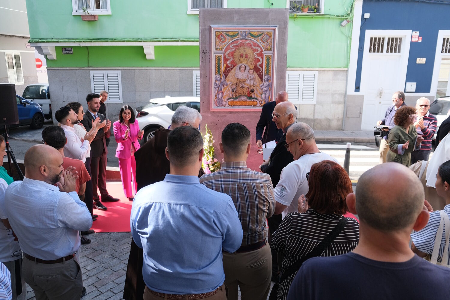 El azulejo, instalado en la Plaza de Marruecos, simboliza la huella imborrable de la Virgen del Carmen en la vida cultural y espiritual