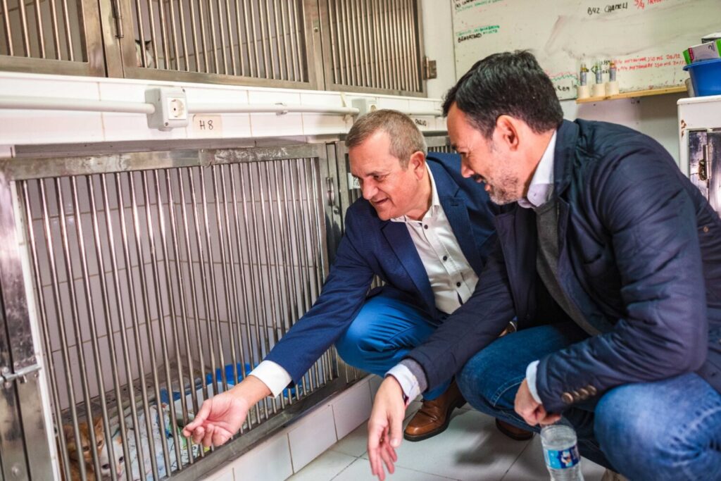 El consejero de Bienestar Animal, Valentín González, y el vicepresidente del Cabildo de Tenerife, Lope Afonso, visitan un refugio de animales.