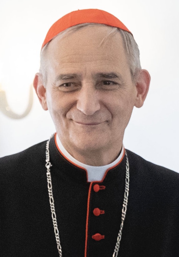 Un cardenal llega al Vaticano, donde este miércoles comienza el Cónclave para elegir entre los candidatos al nuevo papa.