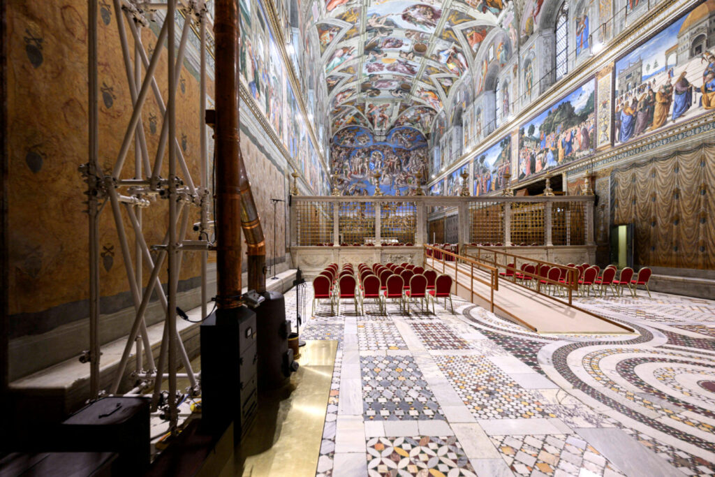 Una vista de la Capilla Sixtina con los tubos de chimenea antes del cónclave para elegir al próximo papa en el Vaticano, el 6 de mayo de 2025. Vatican Media
