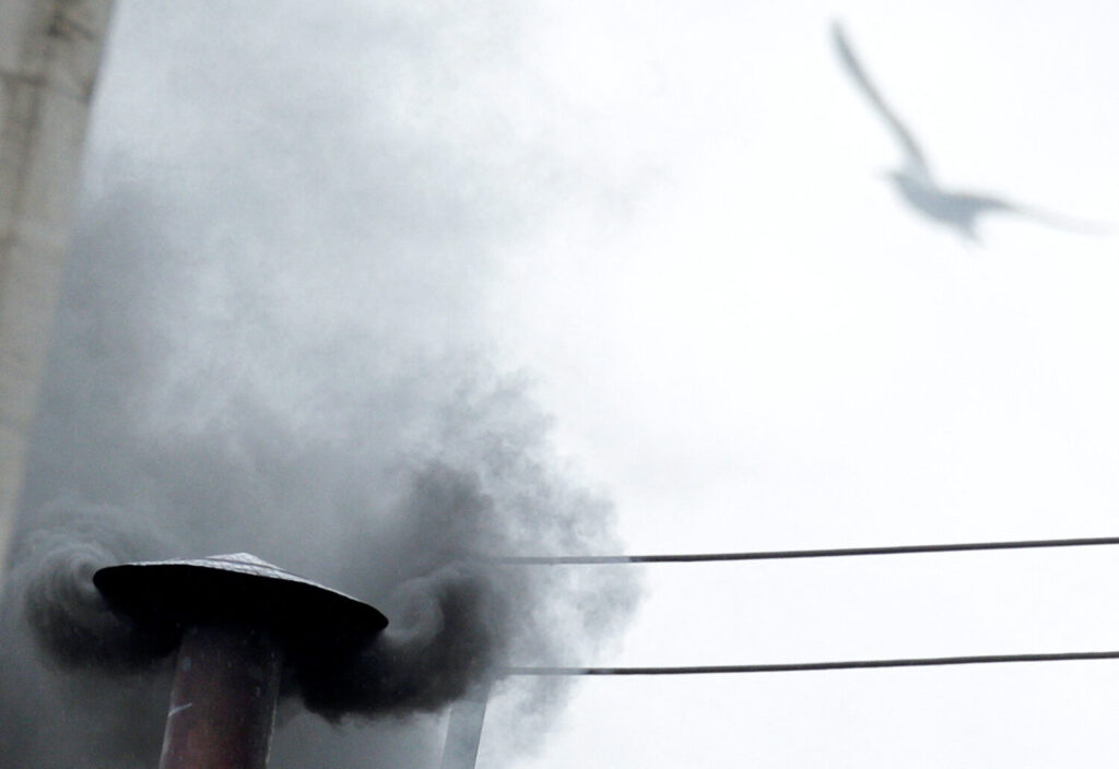 Fumata negra en la chimenea que se instala en la Capilla Sixtina en la plaza de San Pedro / 13 marzo de 2013 / Reuters / Max Rossi