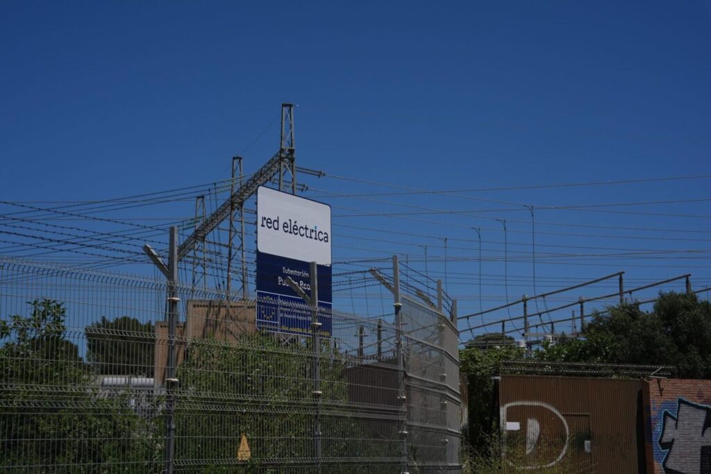 Estación de Red Eléctrica en la Bahía de Cádiz, el pasado lunes, durante el apagón que afectó a toda la Península