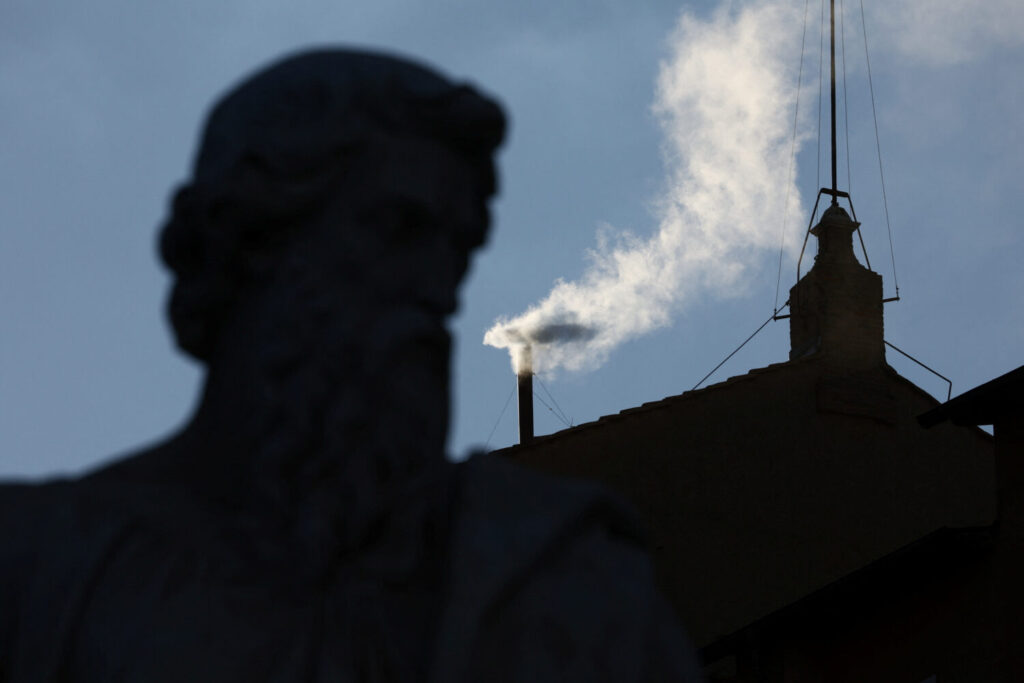 Fumata blanca por el nuevo papa en el Vaticano