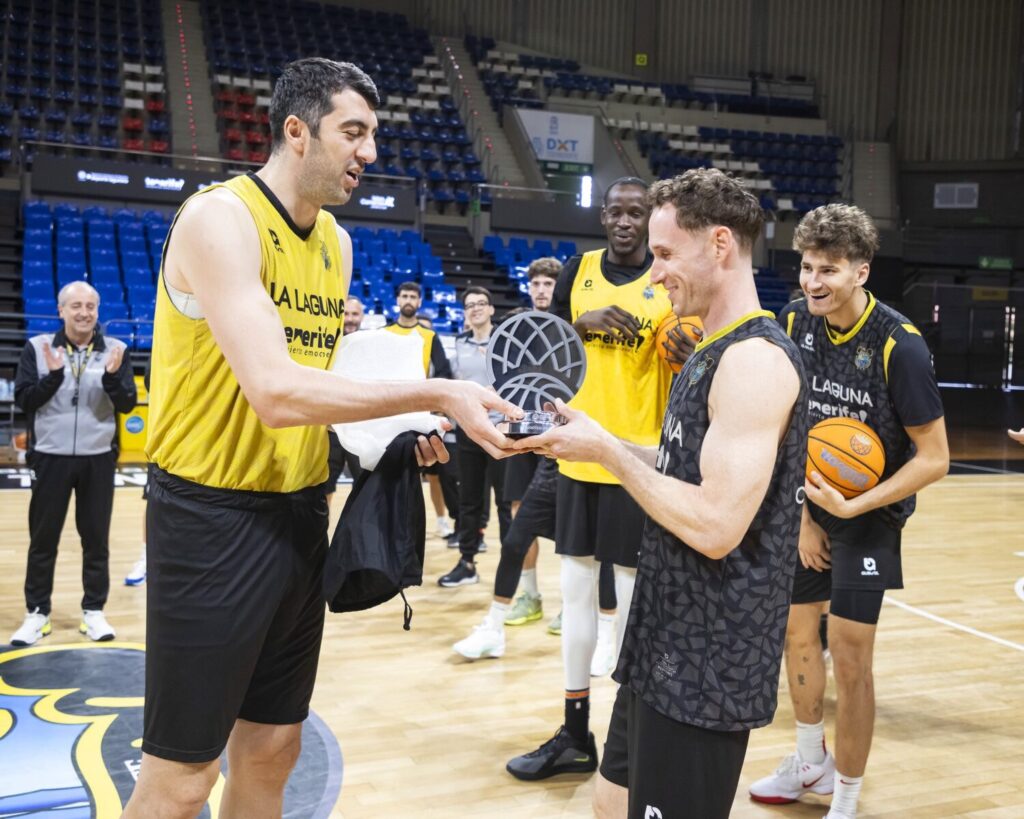 Gio Shermandini entrega el reconocimiento de la BCL a Marcelinho Huertas / La Laguna Tenerife