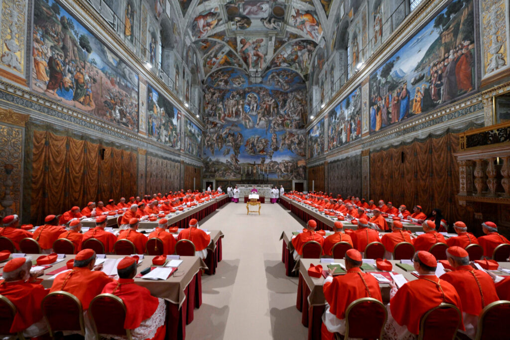 Oración de los cardenales al comienzo del cónclave rezando en el interior de la Capilla Sixtina / Vatican Media