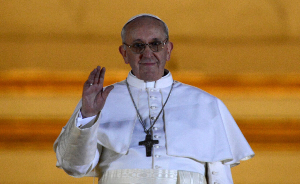 Primera imagen del cardenal argentino Jorge Mario Bergoglio tras su elección como papa Francisco / 13 marzo 2013 / Reuters / Dylan Martinez/