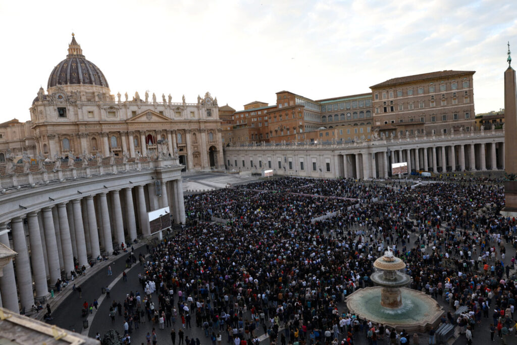 Máxima expectación en la plaza de San Pedro en el Vaticano a la espera de conocer el nombre del nuevo papa. REUTERS/Murad Sezer