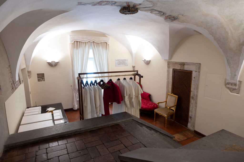 Vista de la "Sala de las Lágrimas", la pequeña sala junto a la Capilla Sixtina donde el Papa recién elegido se pondrá las vestiduras papales blancas por primera vez, antes del cónclave para elegir al próximo papa en el Vaticano, el 6 de mayo de 2025. Vatican Media