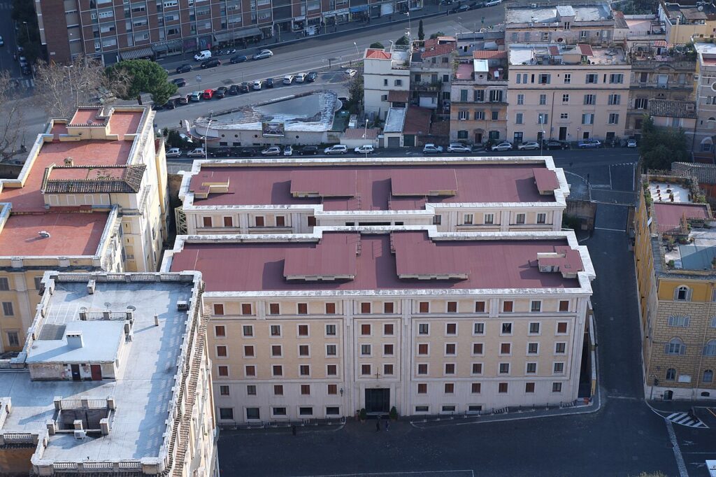 La Casa de Santa Marta: es un edificio construido en 1996, adyacente a la basílica de San Pedro, en la Ciudad del Vaticano. Conocida principalmente por ser la residencia de los cardenales electores durante los cónclaves a partir de su designación como tal por el propio Juan Pablo II .