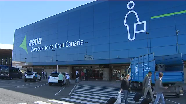 Detenido por portar el pasaporte supuestamente falso de su hija menor