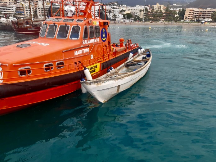 Un cayuco con 71 personas llega por sus propios medios a Tenerife