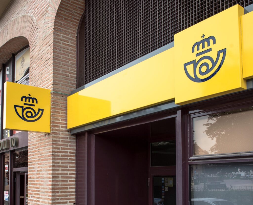 Correos asegura que "no existe acumulación" de envíos de paquetes en los centros de Canarias