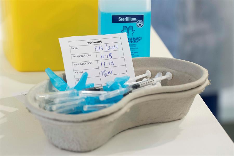 La inmunidad de Pfizer y Moderna es mayor y se mantiene estable en el tiempo