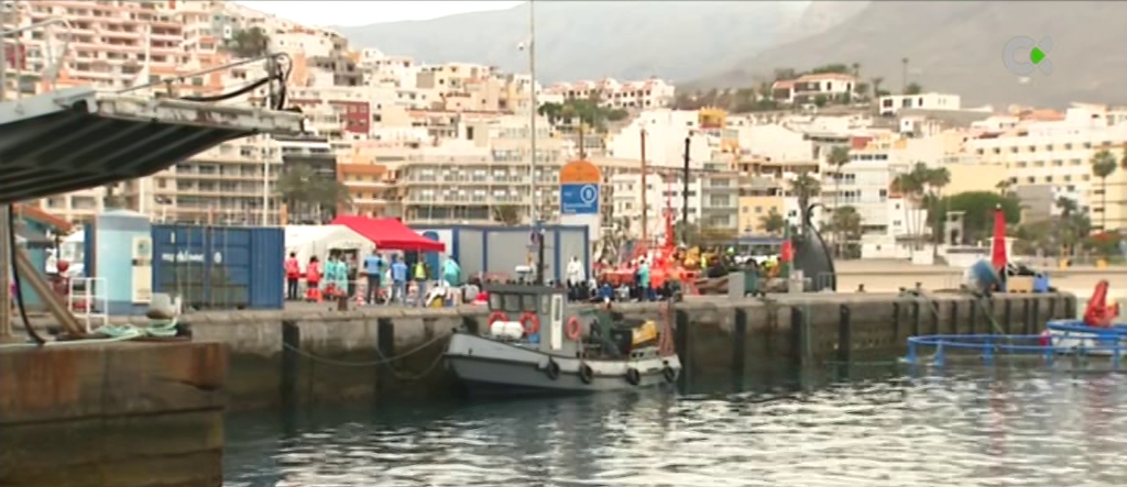 Llega una patera con unos doce migrantes al Puerto de Los Cristianos