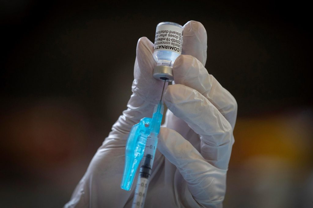 Sanidad insiste en la vacunación contra el covid, especialmente con la dosis de refuerzo, ante el avance imparable de la sexta ola
