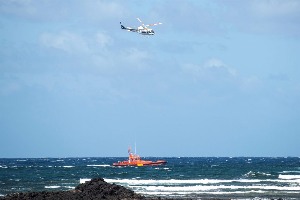 Efectivos de emergencias y del Grupo Especial de Actividades Subacuáticas de la Guardia Civil buscan el cuerpo de uno de los inmigrantes subsaharianos que despareció anoche en el naufragio de la lancha neumática en la que viajaba al llegar a la costa de Órzola, en Lanzarote. EFE/ Javier Fuentes