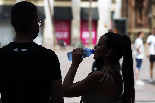 Casi toda España se prepara para soportar la primera ola de calor del año