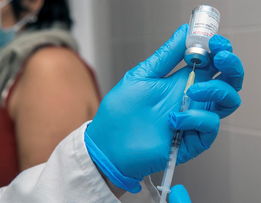 El Servicio Canario de la Salud hace un envío masivo de SMS dirigido a los mayores de 60 años que no han completado su pauta vacunal