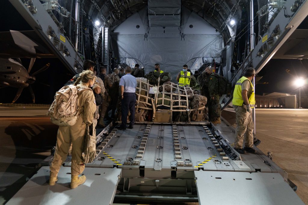 Vuela a España el segundo avión con otros 160 afganos evacuados