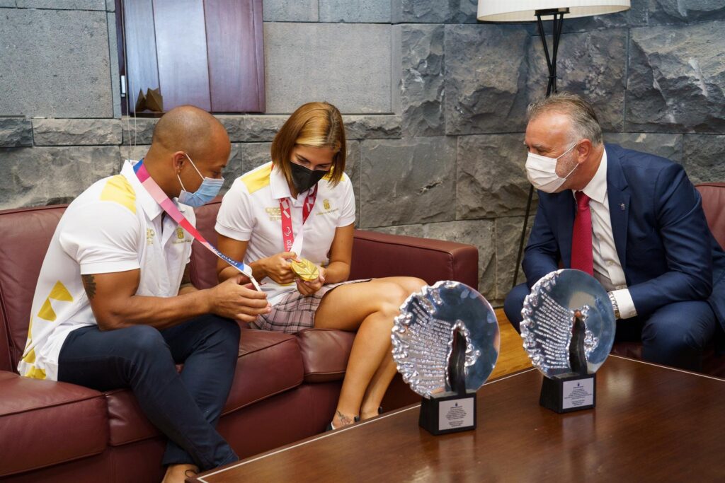 Torres recibe a la paralímpica Michelle Alonso y al olímpico Ray Zapata