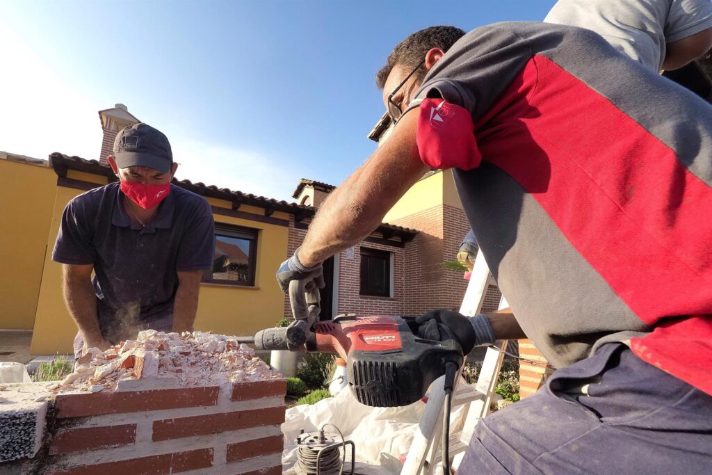 El año cierra con 471.360 afiliados más y la menor cifra de paro desde 2007