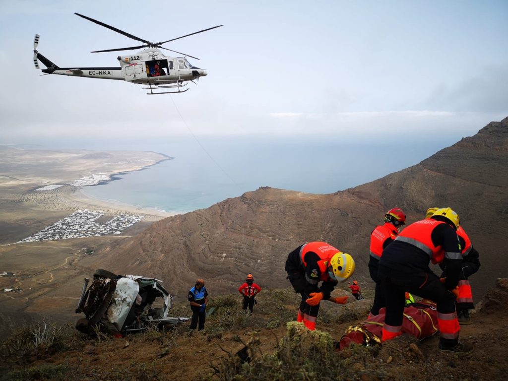 Fallece una mujer tras caer con su coche por el Risco de Famara