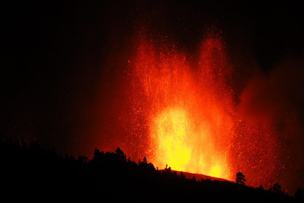 Prohibida la navegación en zonas próximas a la erupción volcánica en La Palma