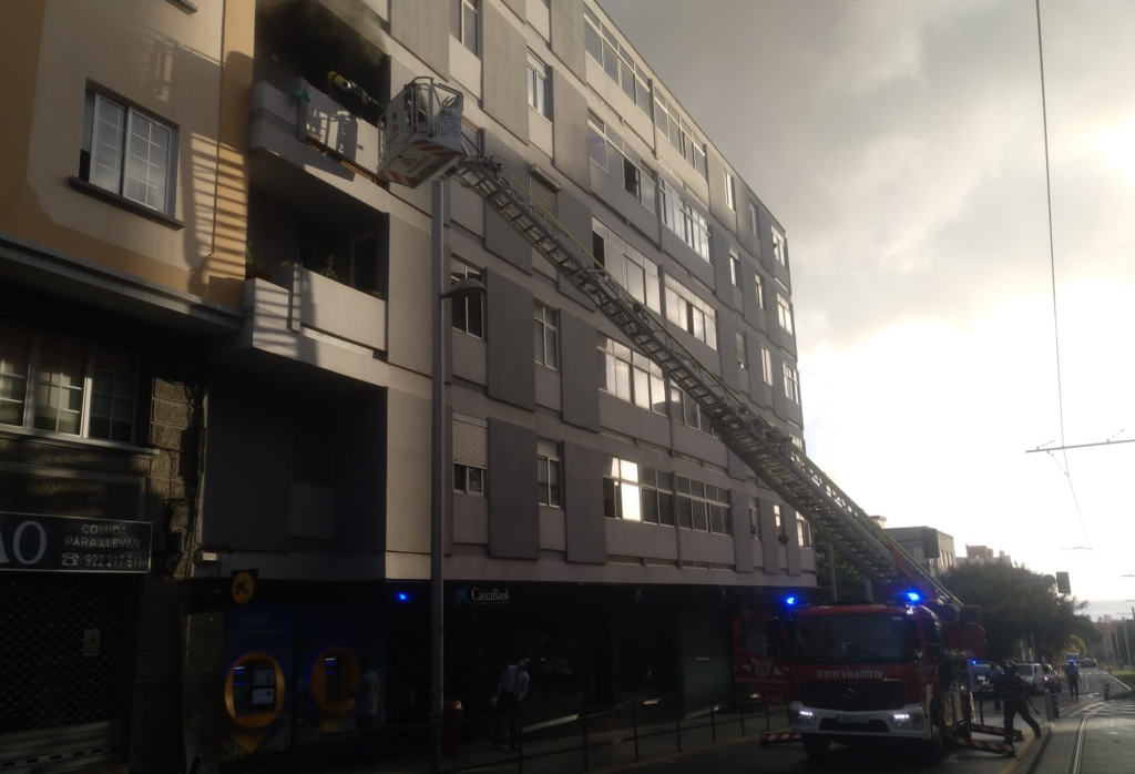 Cuatro personas evacuadas por el incendio de una vivienda