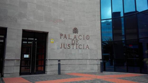Un hombre se enfrenta a ocho años y medio de cárcel por llevar dos kilos de cocaína