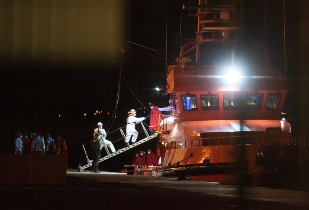Un grupo de inmigrantes pasa la noche a la intemperie en Fuerteventura