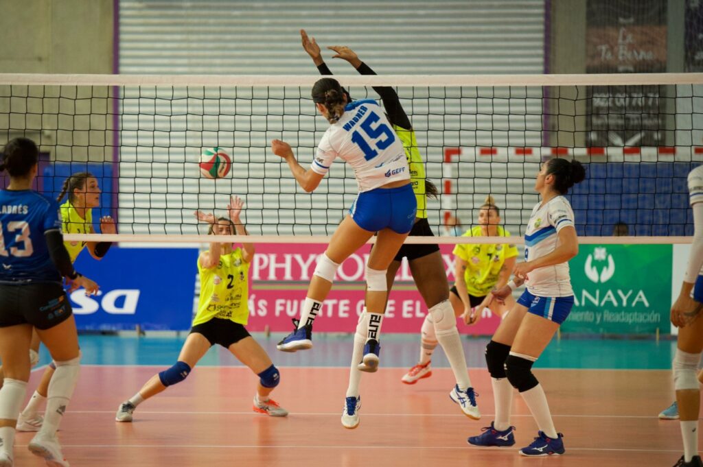 El Sayre CC La Ballena se lleva el derbi canario de voleibol (2-3)