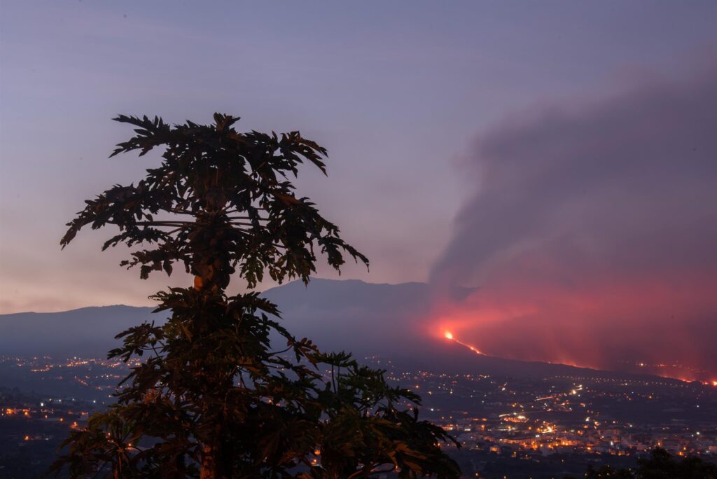La lava del volcán de La Palma supera ya una anchura de 1,2 kilómetros